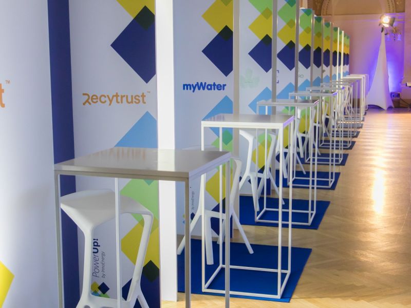 Prezentační stánky v historickém paláci