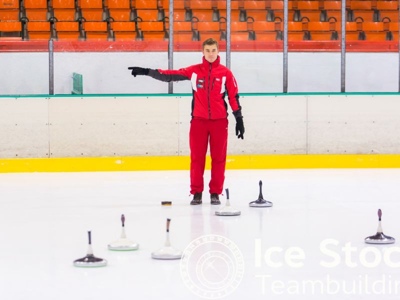 Ice Stock Teambulding - rozhodčí při práci