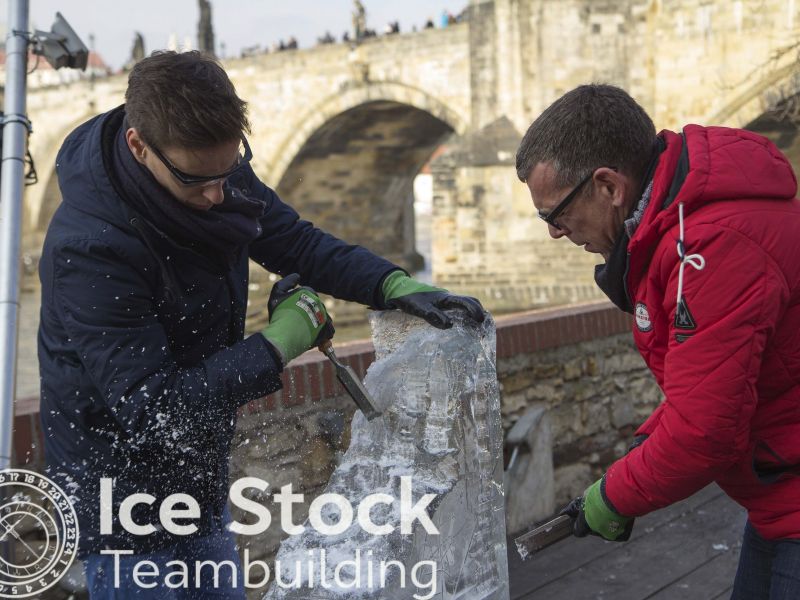 Tesání do ledu - teambuildingová zábava u Karlova mostu v Praze