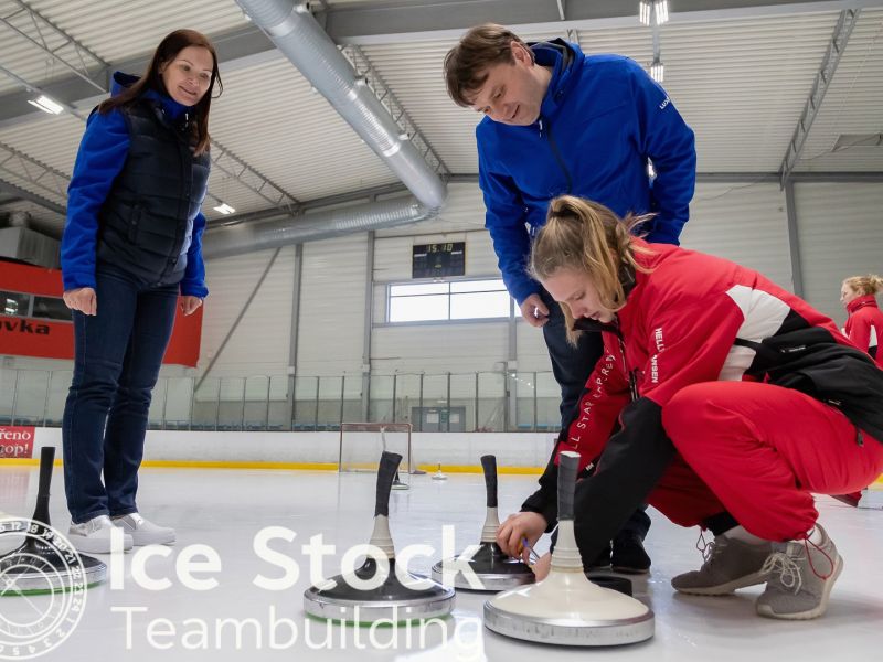 Ice Stock Teambuilding - měření vzdálenosti kamene od cíle (daube)