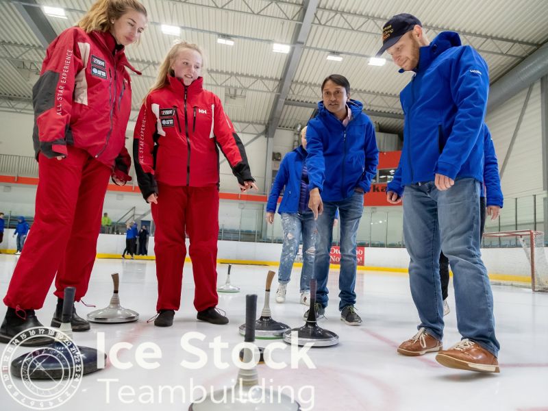 Ice Stock Teambuilding - posuzování vzdálenosti kamenů od cíle (daube)