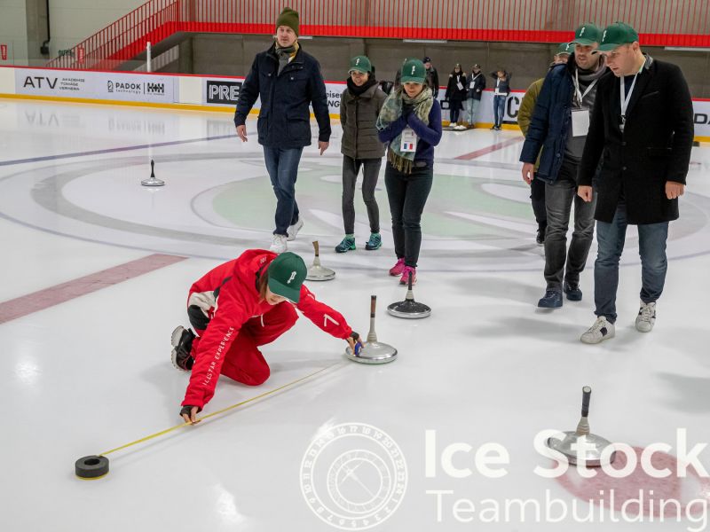 Ice Stock Teambuilding - měření vzdálenosti kamenů od cíle (daube)